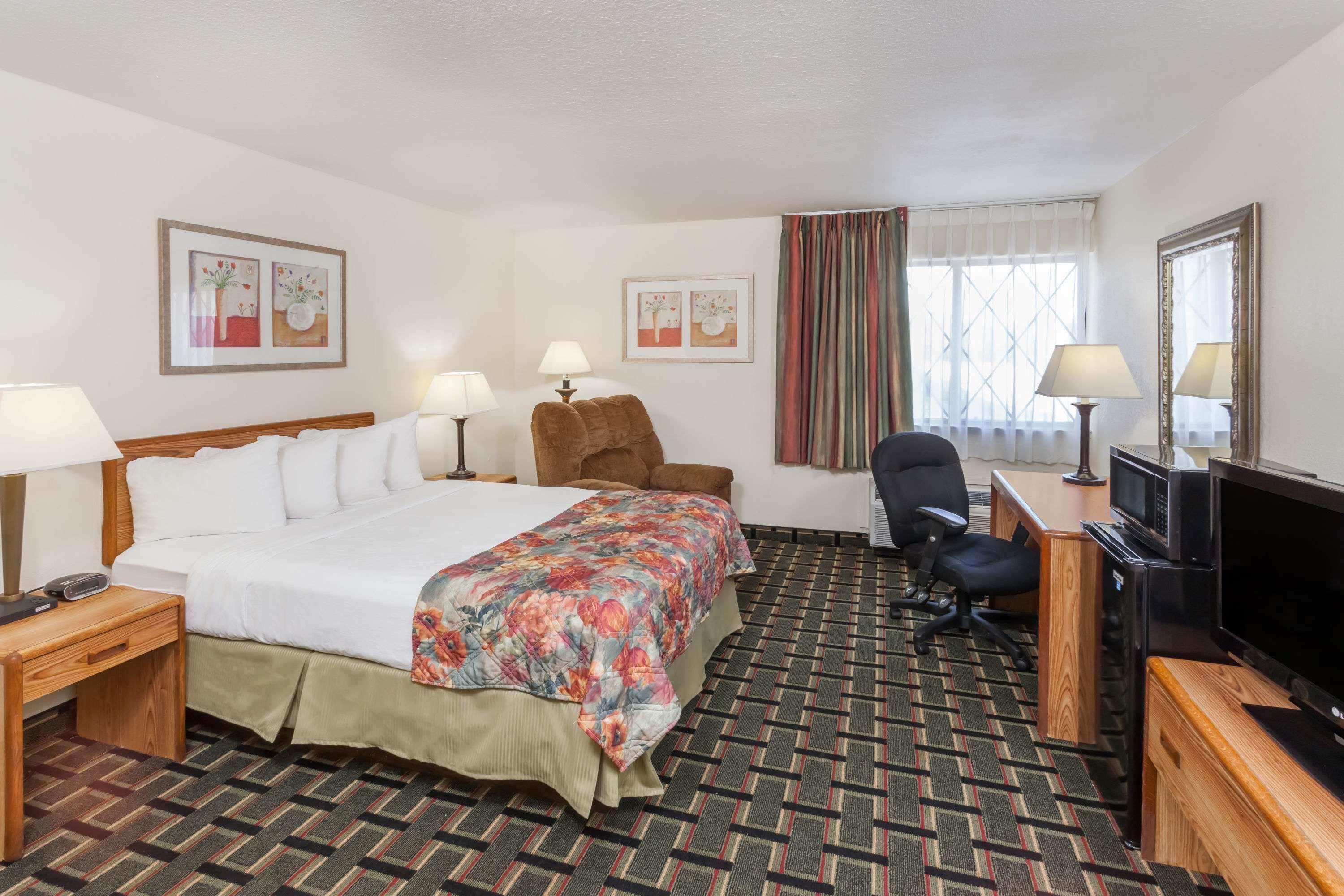 Baymont By Wyndham Decatur Hotell Exteriör bild